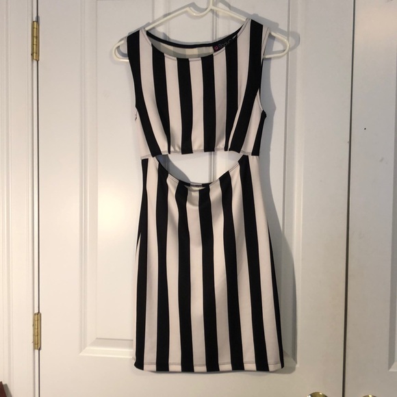 Size medium cut out dress, from body central - Picture 1 of 3